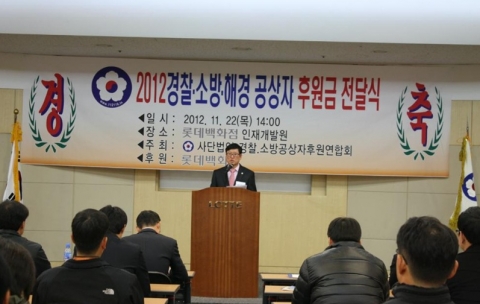 후원금 전달식에서 인사말을 하고 있는 허수탁 이사장