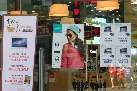 명동 CONCIERGE 정문에 부착된 Rapoo 포스터