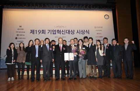 시상식에 참석한 KT Customer부문 서유열 사장이 임직원들과 기념 촬영을 하고 있는 모습