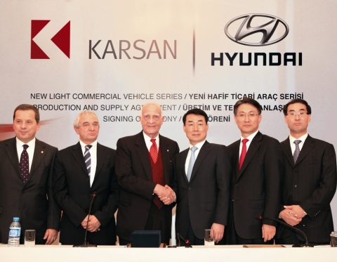 현대자동차(회장 정몽구)는 터키 이스탄불에서 유럽 전략형 소형 상용차 생산계약을 체결했다. 계약 체결식 중 기념사진을 촬영하고 있다. 왼쪽부터 카르산社 무랏 셀렉(Murat Selek) 사장, 잔 나훔(Jan Nahum) 부회장, 이난 키라치(Inan Kirac) 회장, 현대차 정영훈 부사장, 정창원 상무, 김종무 이사.