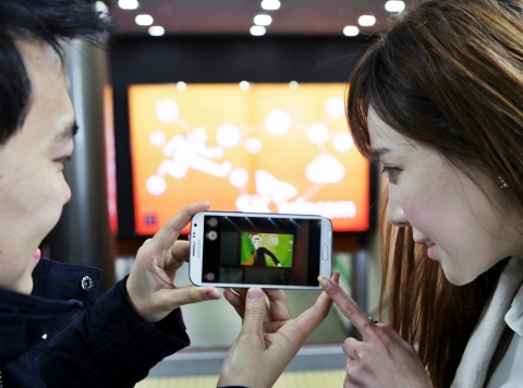 SK텔레콤은 11월 말부터 오라즈마 기술을 활용하여 일반 빌보드 광고를 동영상 광고로 연결해 보여주는 광고를 종로, 신촌, 양평동에 위치한 건물과 을지로 지하 보도에 설치해 운영 중이다.