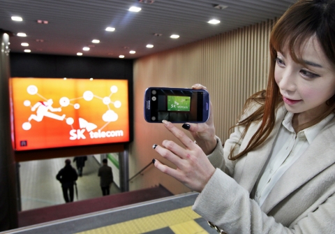 SK텔레콤은 11월 말부터 오라즈마 기술을 활용하여 일반 빌보드 광고를 동영상 광고로 연결해 보여주는 광고를 종로, 신촌, 양평동에 위치한 건물과 을지로 지하 보도에 설치해 운영 중이다.