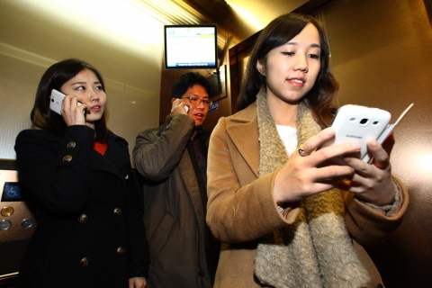 KT는 엘리베이터 내부에서도 끊김 없는 통화품질을 제공하기 위해 유선 광케이블을 이용한 통신기술인 ‘엘로하(ELORHA)’ 기술을 단독 개발해 전국 32곳 아파트에 국내 최초 상용화했다. 사진은 ‘엘로하’ 기술이 적용된 서울시 서초구 반포동에 위치한 자이아파트 내 엘리베이터에서 고객들이 통화하고 있는 모습.