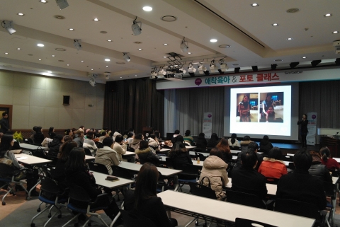 지난 11월 23일, YKBnC의 유아 외출용품 전문 브랜드 소르베베가 ‘애착 육아 프로젝트’의 일환으로 분당 정자동 킨스타워에서 예비맘들을 대상으로 ‘애착 육아 & 포토클래스’를 진행하고 있다.