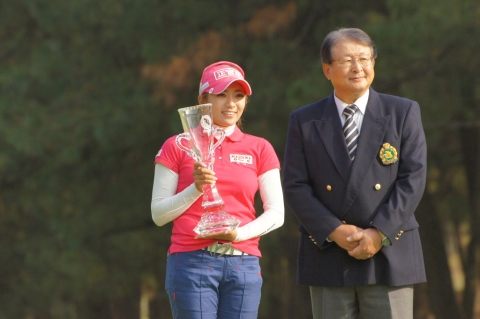 건국대 이보미(글로컬캠퍼스 사회과학대학원 골프산업경영 1)가 시즌 마지막 메이저 대회인 JLPGA 투어 챔피언십 리코컵에서 우승을 차지하며 한국선수 중 최다승(3승)을 기록했다.