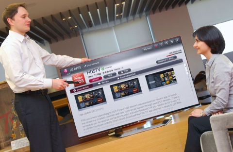 LG전자가 28일(현지시간) 시네마3D 스마트 TV 및 블루레이 플레이어를 통해 현지 최대 정보통신업체 버라이즌 커뮤니케이션의 유료방송 서비스인 버라이즌 파이오스 서비스를 개시하며 미국 스마트 TV 콘텐츠 경쟁력 강화에 나섰다. LG전자 직원들이 여의도 LG트윈타워에서 시네마3D 스마트TV를 통해 파이오스를 사용해 보고 있다.