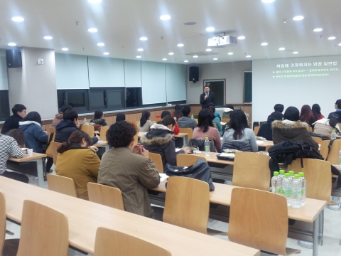 창의력 기반의 취업전략 강연을 진행하고 있는 서도훈 컨설턴트