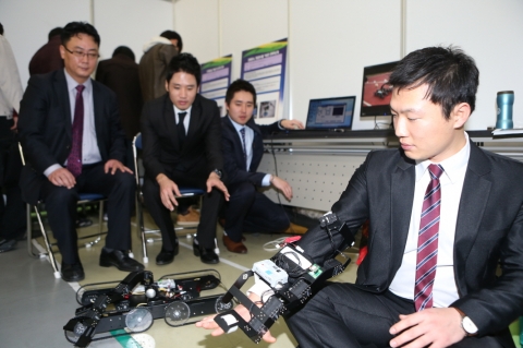 동명대 산학협력EXPO 첫날 탐사로봇 육족로봇 시연 장면