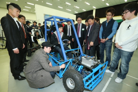 동명대 산학협력EXPO 첫날 신개념 자작차 시연 장면