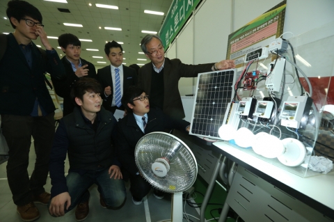 동명대 산학협력EXPO 첫날 태양광 발전 등 시연 장면