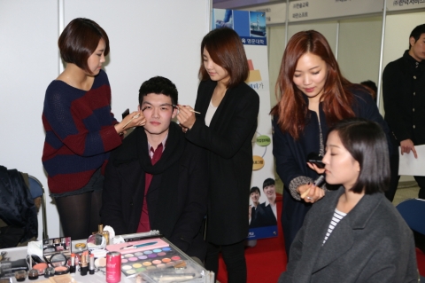 동명대 산학협력EXPO 첫날 학생들의 면접 준비 장면