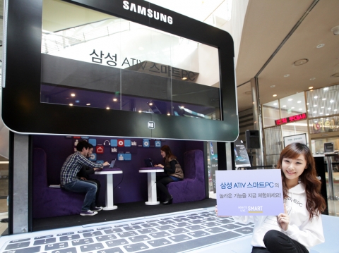 삼성전자가 12월 9일까지 주말마다 젊은 유동인구가 많은 대형몰, 멀티플렉스 영화관에서 '스마트PC'를 경험할 수 있는 '스마트PC 스퀘어'를 마련하고 체험행사를 진행한다. 지난 11월 23~25일 '롯데시네마 건대점'에서 열린 '스마트PC 스퀘어'의 현장 모습