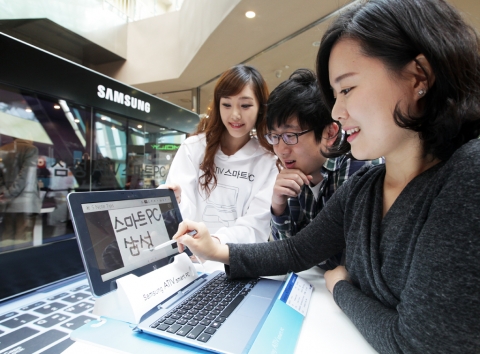 삼성전자가 12월 9일까지 주말마다 젊은 유동인구가 많은 대형몰, 멀티플렉스 영화관에서 '스마트PC'를 경험할 수 있는 '스마트PC 스퀘어'를 마련하고 체험행사를 진행한다. 지난 11월 23~25일 '롯데시네마 건대점'에서 열린 '스마트PC 스퀘어'의 현장 모습