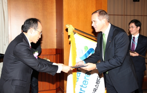 리차드 힐 스탠다드차타드은행장(오른쪽)이 추경호 금융위원회 부위원장으로부터 국무총리 표창을 받고 있다.