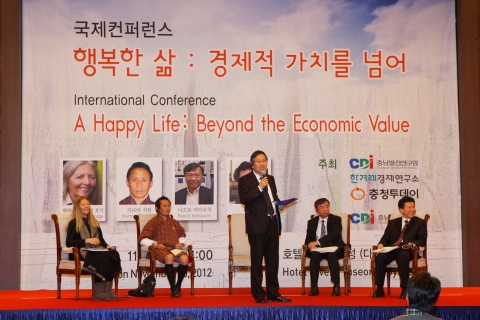 지난 30일 충남발전연구원(원장 박진도) 등이 개최한 '행복한 삶: 경제적 가치를 넘어' 국제컨퍼런스 모습... 헬레나 노르베리 호지 등 국내외 행복연구 석학 초