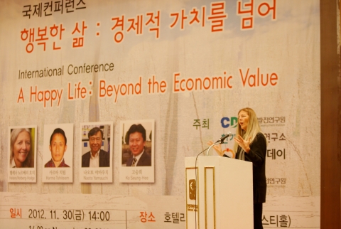 지난 30일 충남발전연구원(원장 박진도) 등이 개최한 '행복한 삶: 경제적 가치를 넘어' 국제컨퍼런스 모습... 헬레나 노르베리 호지의 강연모습