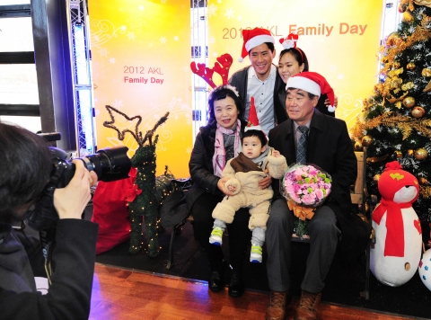 ‘2012 한국암웨이 패밀리 데이’ 행사장에 마련된 가족 포토존에서 한국암웨이 류정국 대리(뒷줄 좌측에서 첫 번째)와 그의 가족들이 함께 기념 촬영을 하고 있다.