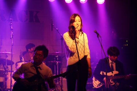신한카드 밴드 동호회 'C-major'가 지난 30일 저녁 홍대 인근 공연장에서 재능 기부 음악회의 일환으로 공연을 펼치고 있다.
