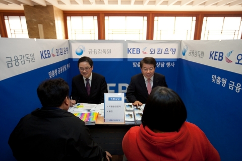 2일 외환은행 본점에서 외환은행과 금융감독원이 공동주최한『다문화가정 및 외국인근로자 대상 금융상담 행사』에서 정정희 외환은행 여신그룹 부행장(사진 오른쪽)과 이기연 금융감독원 부원