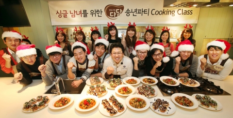 CJ제일제당의 찌개양념 브랜드 '백설 다담'은 지난 2일 중구 쌍림동 CJ제일제당 백설요리원에서 싱글 남녀 18명을 대상으로 '송년파티 쿠킹클래스