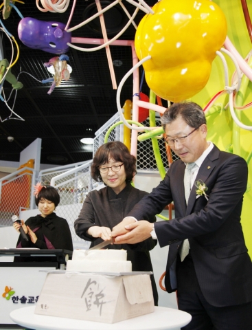 한솔어린이뮤지움 개관식 기념 떡케이크 커팅하는 한솔어린이뮤지움 남윤정 관장(왼쪽)과 ㈜한솔교육 변재용 대표이사(오른쪽)