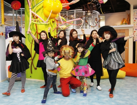 한솔어린이뮤지움 체험 내용<해님이 사려졌어요>을 소개하는 교사와 어린이들의 기념 공연