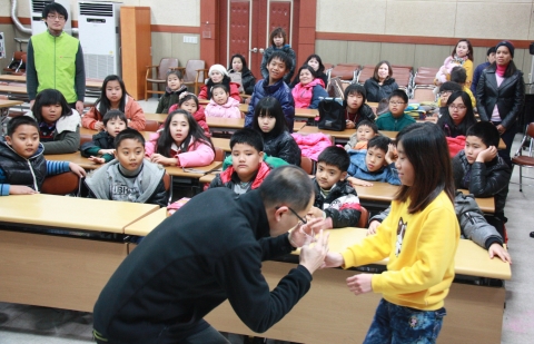 한국보건복지인력개발원 대구사회복무교육센터 봉사동아리 ‘행복한 동행’은 지난 토요일 오후 대구가톨릭근로자회관 ‘다솜학교’를 찾아 학습지원 봉사활동을 펼쳤다.