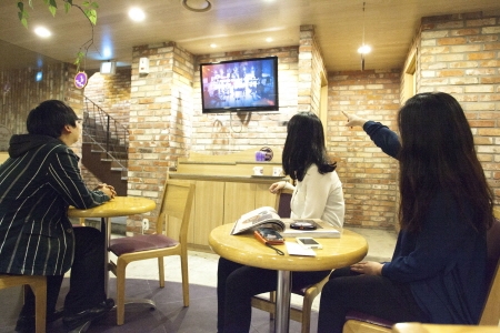 ㈜디에쓰엠이 커피전문점 매장 내부의 LCD 디스플레이를 기반으로 한 디지털사이니지미디어 &#039;글랜스(GLANCE)&#039;를 12월 3일 오픈했다.