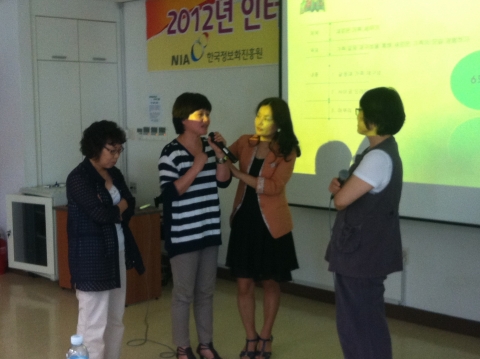 김선영 대표, 한국정보화진흥원에서 부모교육강의하는 모습