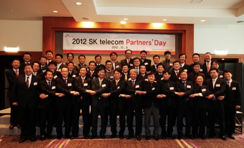 오늘 오전 서울 워커힐 호텔에서 열린 '파트너스 데이' 행사에 SK텔레콤 배준동 사업총괄(앞줄 왼쪽 5번째)과 33개 우수 협력사 대표들이 참석했다.