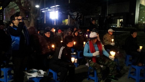 애국주의연대 회원들이 지난 23일 밤 광화문 한국kt앞에서 연평도 포격도발 2주기 전사자 추모 애국 촛불집회를 개최하고 있다.
