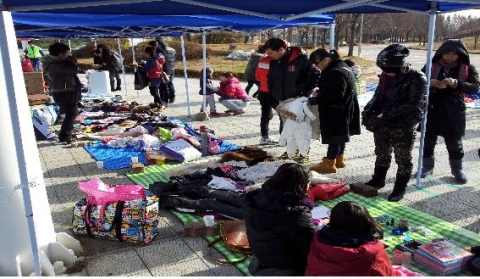 군산대학교 환경동아리 그린아이(Green-I)는 군산대 공학연구소의 후원을 받아 지난 1일(토) 군산대학교 정문 앞에서 &#039;재활용으로 환경보호 실천&#039;을 주제로 한 재활용 벼룩시장 그린장터를 열었다.