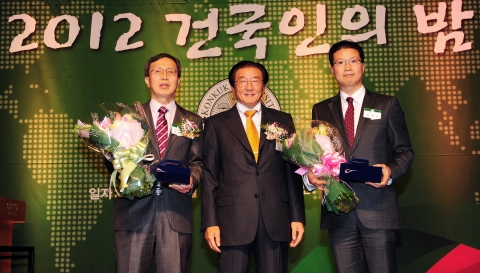 ‘2012 건국학술대상을 수상한 건국대 섬유공학과 조재환 교수(왼쪽)와 법학전문대학원 최병규 교수(오른쪽)