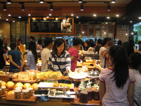 CJ뚜레쥬르 베트남 27호점 내 붐비는 고객들