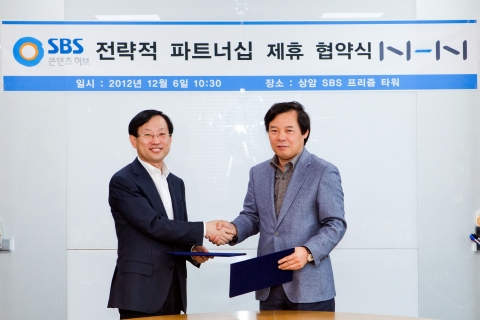 NHN 김상헌 대표(左)와 SBS 콘텐츠허브 홍성철 대표(右)는 6일 오전 상암 SBS 프리즘 타워에서 온라인 방송 콘텐츠 사업 공동 추진을 위해 전략적 파트너십 제휴 협약을 맺었다.