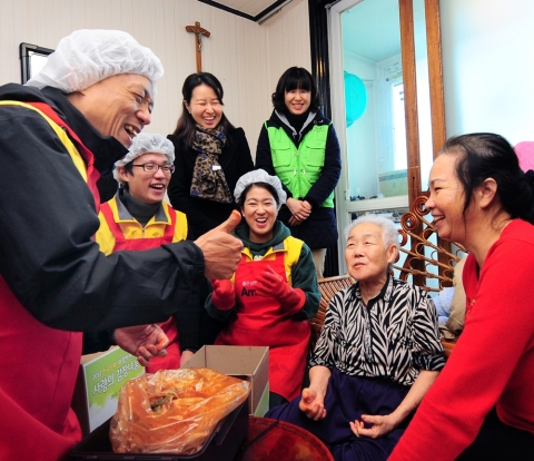 [사진 3] 한국암웨이 박세준 대표(왼쪽) 및 직원들이 함께 다문화 가정인 응엇(베트남, 맨 오른쪽)씨의 집을 방문하여 사랑의 김장 김치를 전달하고 있다.