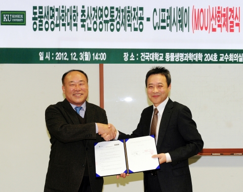 건국대 동물생명과학대학 이상락 학장(왼쪽)과 CJ프레시웨이 이상만 상품개발본부장이 산학협력 협약 체결 후 악수를 나누고 있다.