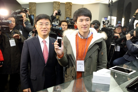 KT T&C부문장 표현명 사장(사진 왼쪽)과 아이폰 5 1호 개통고객인 박슬기 씨(사진 가운데), 런던올림픽 사격 2관왕 진종오 선수(사진 오른쪽)가 아이폰 5 출시를 축하하고 있