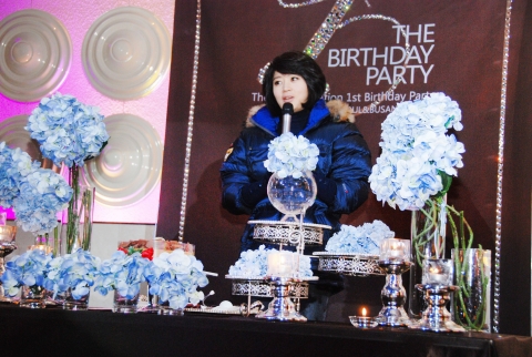돌파티를 축하하며 인사말하는 배우 김혜수