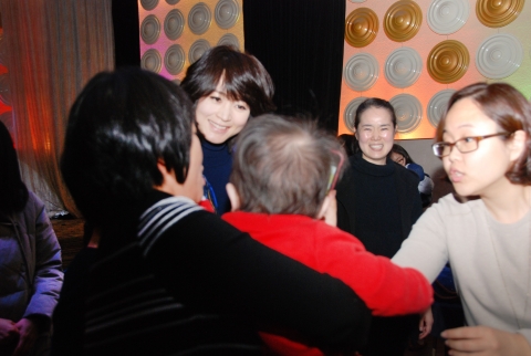 아기를 사랑스런 눈으로 바라보고 있는 배우 김혜수
