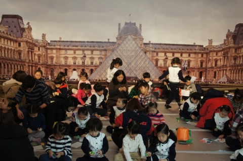 충남 홍성 &#039;베베궁 홍성원&#039;어린이들이 루브르박물관광장(?)에서 &#039;나만의 명화가방 만들기&#039; 체험을 하고 있다.