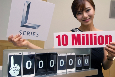 LG전자의 독창적 디자인 L-스타일이 적용된 ‘L시리즈’가 글로벌 판매 천만대를 돌파했다. L시리즈 천만대돌파를 기념해 모델이 포즈를 취하고 있다.