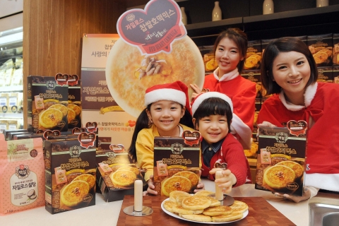 CJ제일제당의 ‘자일로스 찹쌀호떡믹스’는 오는 1월 20일까지 여성 포털 ‘아줌마닷컴’과 함께 호떡 1만장을 기부하는 켐페인을 펼친다. 어린이 모델과 산타 복장의 모델들이 호떡을 
