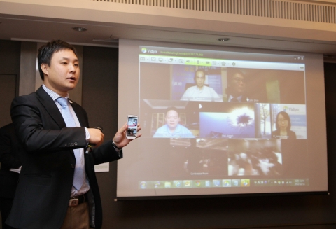 Vidyo 기술담당자, 모바일, 데스크탑, 회의실 장비 등 다양한 기기로 접속한 사람들과 다자간 영상회의 시연