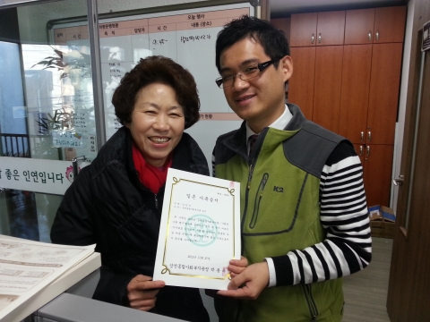 2012년 11월부터 12월 2주까지 삼전종합사회복지관(관장 박영희)은 지역주민들과 ‘가가호호 김장김치 한포기 나눔’을 통해 일촌 가족 맺기 활동을 진행했다.