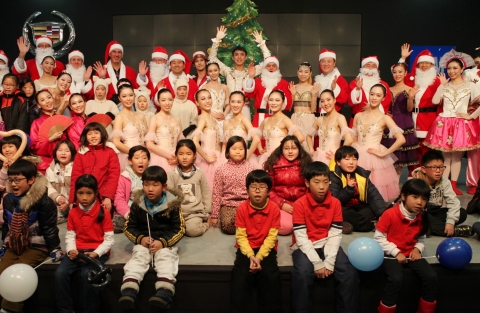 GM Korea employees hosted a Christmas party for 200 disadvantaged children from 11 local welfare ins...