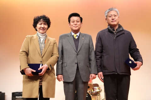좌측부터 사랑밭 서형덕 국장, 강화군 유천호 군수