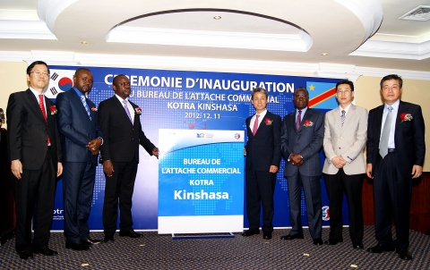 왼쪽부터 주콩고민주공화국 대사관 이호성 대사, 콩고민주공화국 외교부 차관 Mme. Apolline MUSENGESHI MUSAU, 콩고민주공화국 경제무역부 장관 Mr. Jean Paul BAGEBOLE NEMOYATO, KOTRA 김병권 전략마케팅본부장, FEC 부사장 Mr. Stephane GEORGES VERINGA, 한인회장, KOTRA 홍성국 킨샤사무역관장