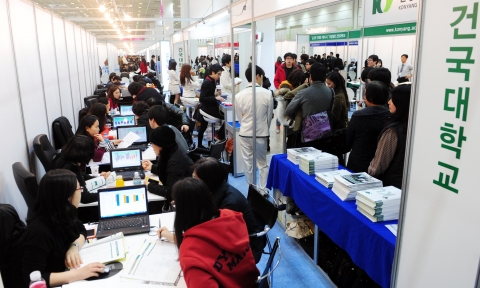 건국대학교는 6일부터 9일까지 4일간 서울 삼성동 코엑스에서 대교협 주최로 열린 2013학년도 정시모집 대학입학정보 박람회를 통해 많은 수험생들에게 도움이 될 수 있도록 올해 정시모집에 관한 실질적인 입학정보를 제공했다.