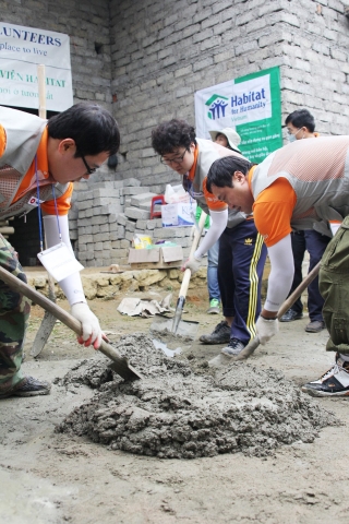 대한주택보증 임직원 18명은 지난 3일부터 6일간 베트남  호아빈 지역에서 해비타트 집짓기 봉사활동을 펼쳤다.